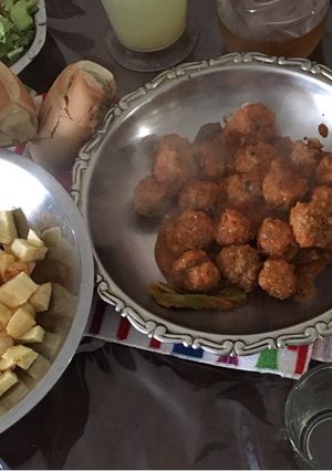 Una foto de Albóndigas con papas fritas