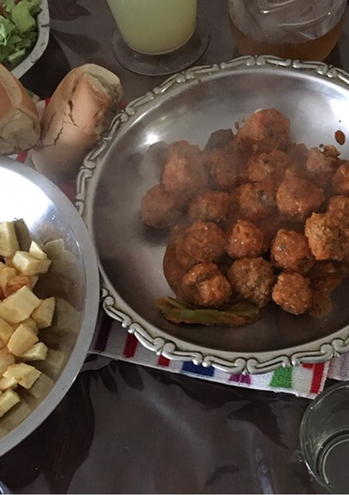 Una foto de Albóndigas con papas fritas