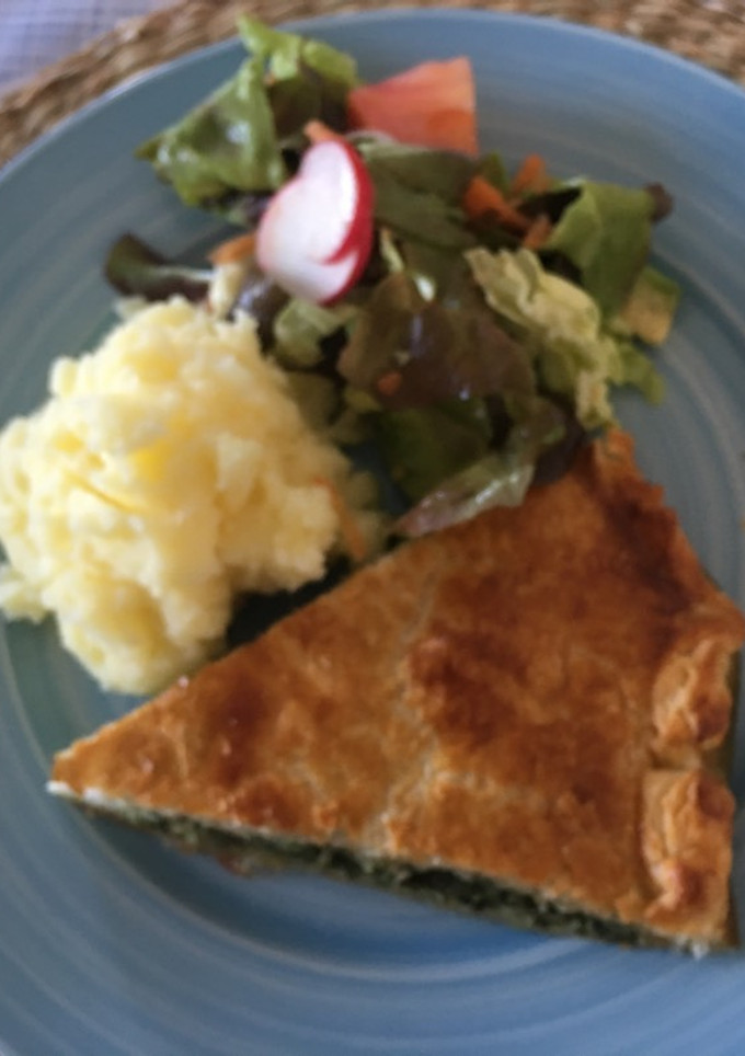 Una foto de Pascualina con puré de papas y ensalada