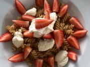 Una foto de ricotta con fresa