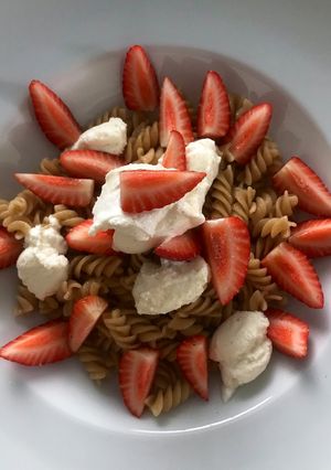 Una foto de Macarrones con queso y fresas
