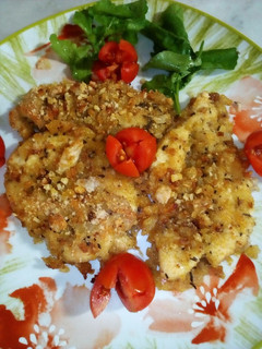 Foto di Fette di petto di pollo,panate con dadolata, di zucca, patate, e pan grattato, gratinati in forno