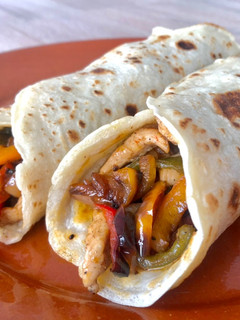 Una foto de Fajitas con pollo y verduras 🇲🇽