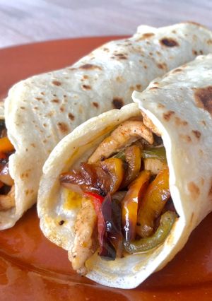 Una foto de Fajitas con pollo y verduras 🇲🇽