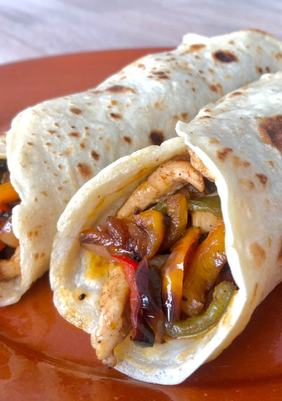 Una foto de Fajitas con pollo y verduras 🇲🇽