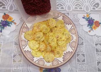 How to Cook Delicious Homemade Potato Chips with sprinkled spices