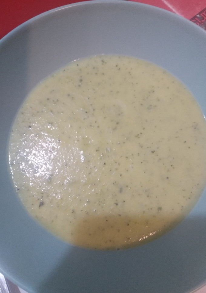 Una foto de Crema de tallos de cebolla y calabacín