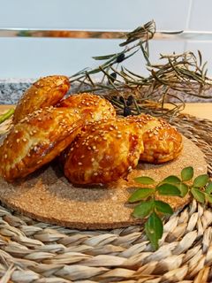 Una foto de Sombreritos de hojaldre rellenos 🥟