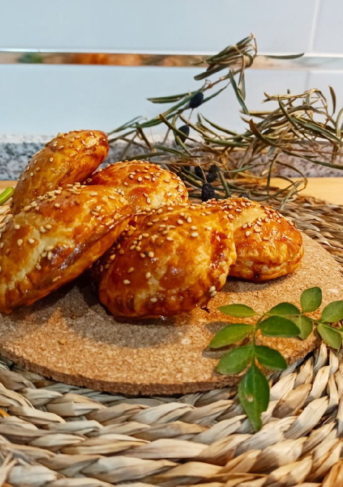 Una foto de Sombreritos de hojaldre rellenos 🥟