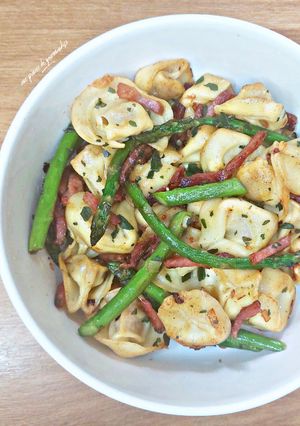 Une photo de Tortellini asperges, bacon au beurre noisette