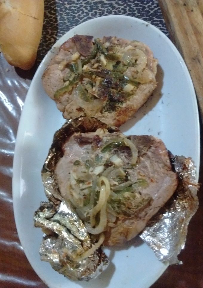 Una foto de Asado a la parrilla de chuletas de chancho a lo linyera con adobo