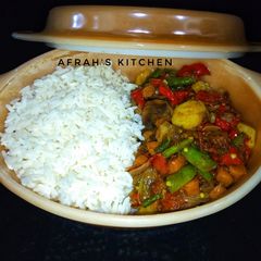 A picture of Chicken and veggies sauce.