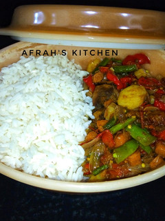 A picture of Chicken and veggies sauce.