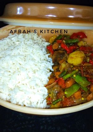 A picture of Chicken and veggies sauce.