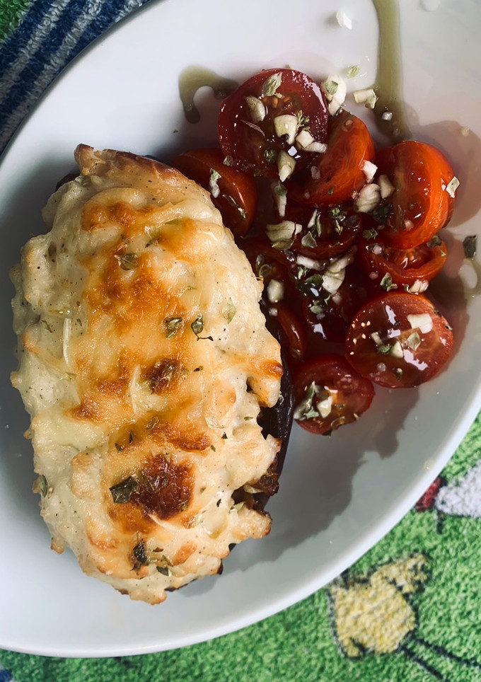 Una foto de Berenjenas rellenas de carne y bechamel 🍆