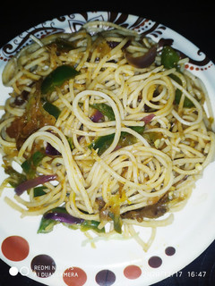वेज नूडल्स (Veg noodles recipe in Hindi) रेसिपी मुख्य फोटो