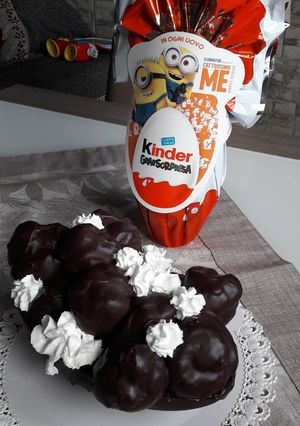 Foto di Uovo di cioccolata fondente con ripieno di profitterol