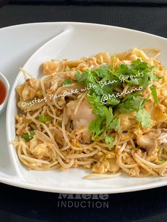 A picture of Oysters Pancake with Bean Sprouts.