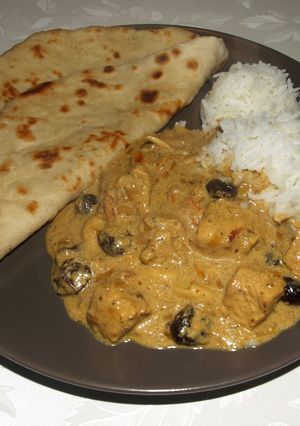 Korma curry vajas naannal és basmati rizzsel recept fotója