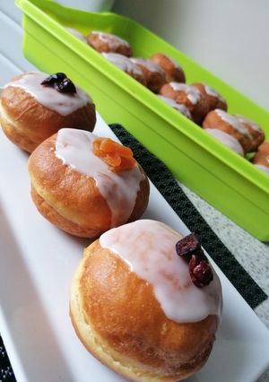 Zdjęcie przepisu Pączki z marmoladą różaną.