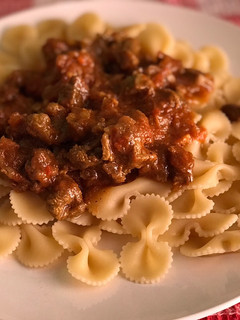 Una foto de Corbatitas con salsa de carne al Merkén