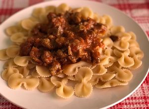 Una foto de Corbatitas con salsa de carne al Merkén