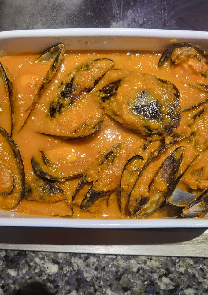Una foto de Mejillones con tomate