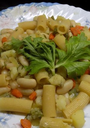 Una foto de Pasta fagioli  - con fideos cortos, legumbres y vegetales