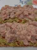 Tostas de centeno con guacamole y tartar de atún