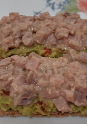 Una foto de Tostas de centeno con guacamole y tartar de atún