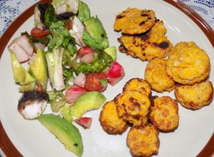Una foto de Ensalada de rabanitos, hongos, palta, lechuga y tomate