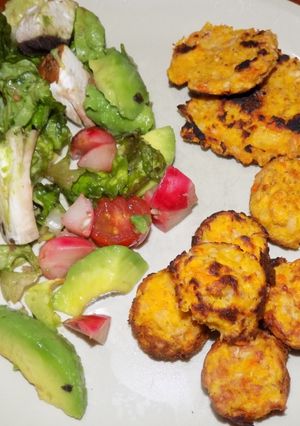 Una foto de Ensalada de rabanitos, hongos, palta, lechuga y tomate