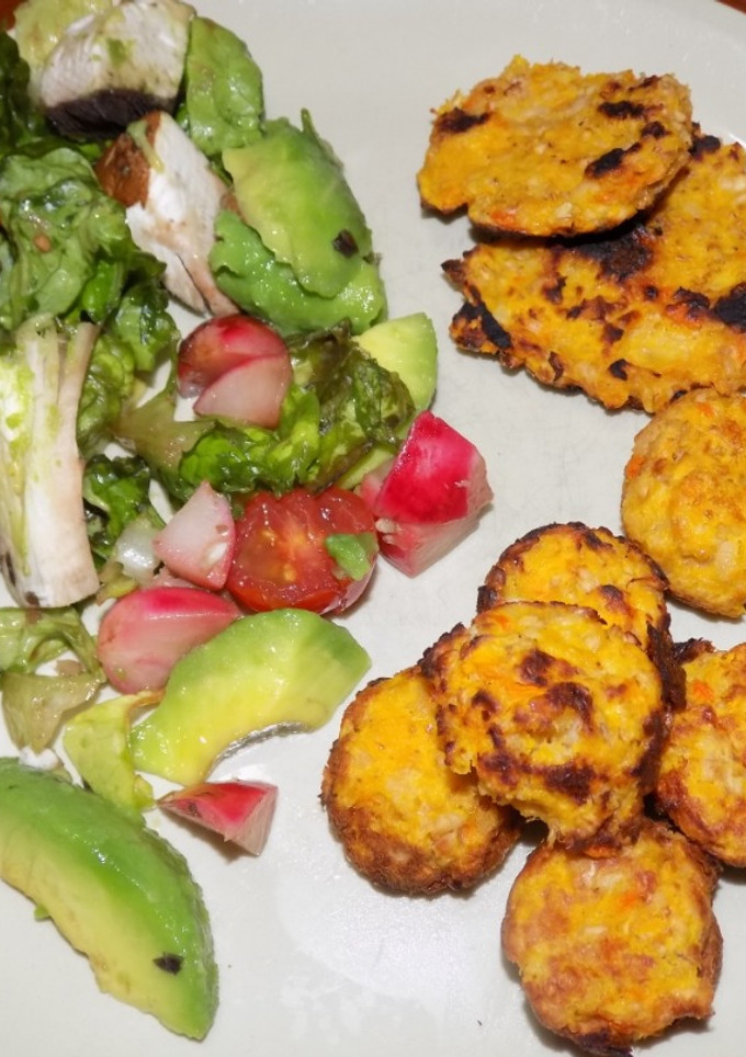 Una foto de Ensalada de rabanitos, hongos, palta, lechuga y tomate