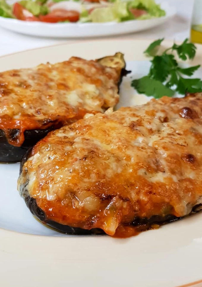 Una foto de Brenjenas rellenas de carne 🍆😋