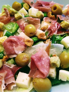 Una foto de Ensalada con jamón serrano y queso