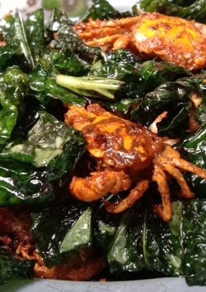 Hình của món Cua đồng rang lá lốt, lá xương sông.