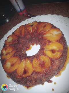 Una foto de Torta invertida de peras con masa de budín súper fácil