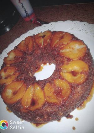 Una foto de Torta invertida de peras con masa de budín súper fácil