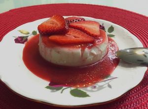 Una foto de Panna Cotta Con Fresas una delicia al paladar 🍓