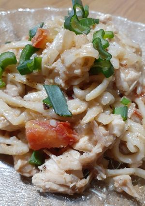 Una foto de Fideos Revueltos con pollo 🍜