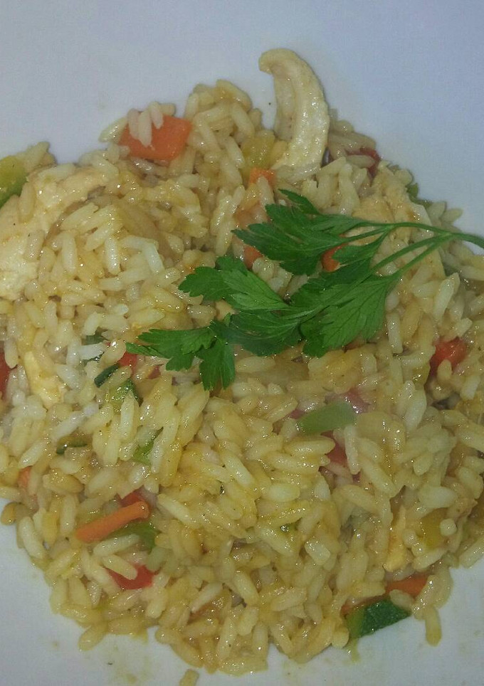 Una foto de Arroz oriental con verdura y pollo asado
