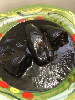 Una foto de Chipirones en su tinta