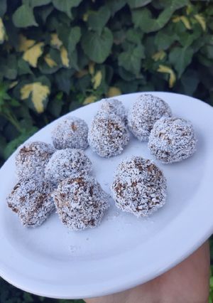 Una foto de Trufas de banana, cacao y coco