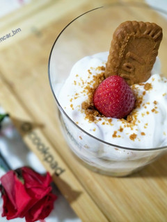 Una foto de Postre de yogur y fresas con speculoos