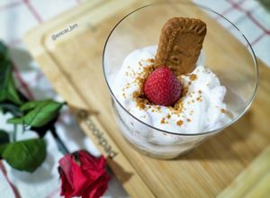 Una foto de Postre de yogur y fresas con speculoos