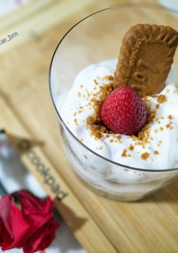 Una foto de Postre de yogur y fresas con speculoos