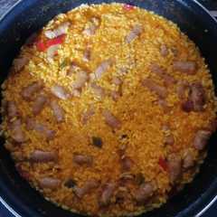 Una foto de Arroz amarillo con longaniza fresca