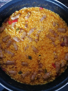 Una foto de Arroz amarillo con longaniza fresca