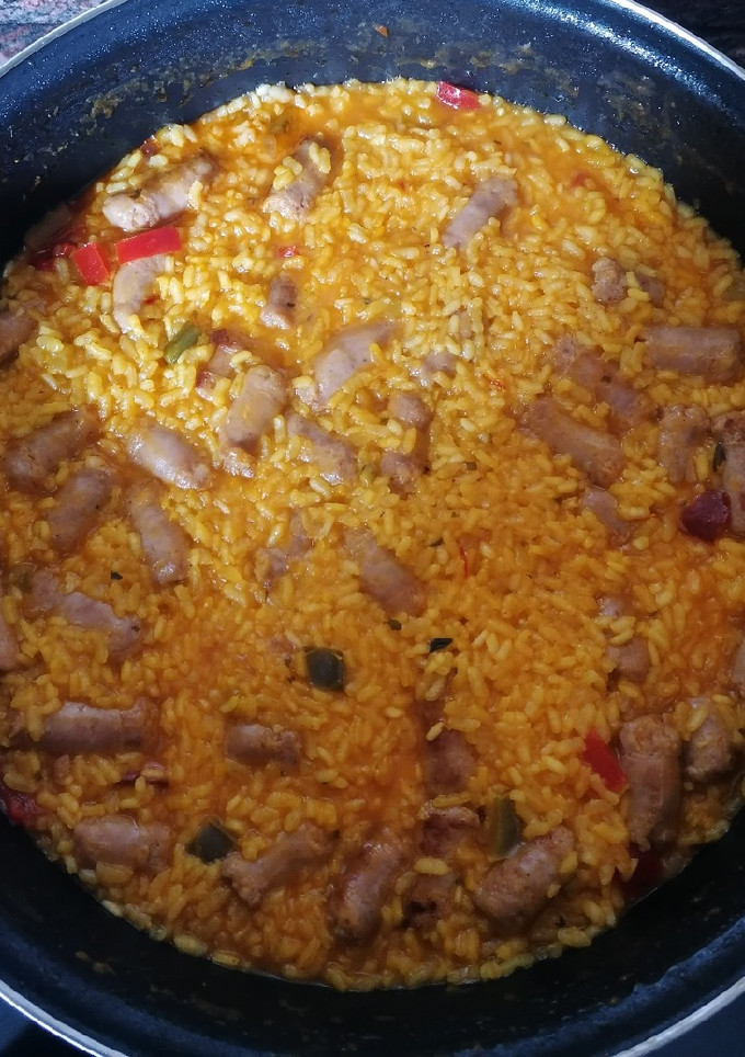 Una foto de Arroz amarillo con longaniza fresca