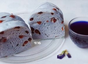 Hình của món Bánh MÌ hoa đậu biếc hấp.